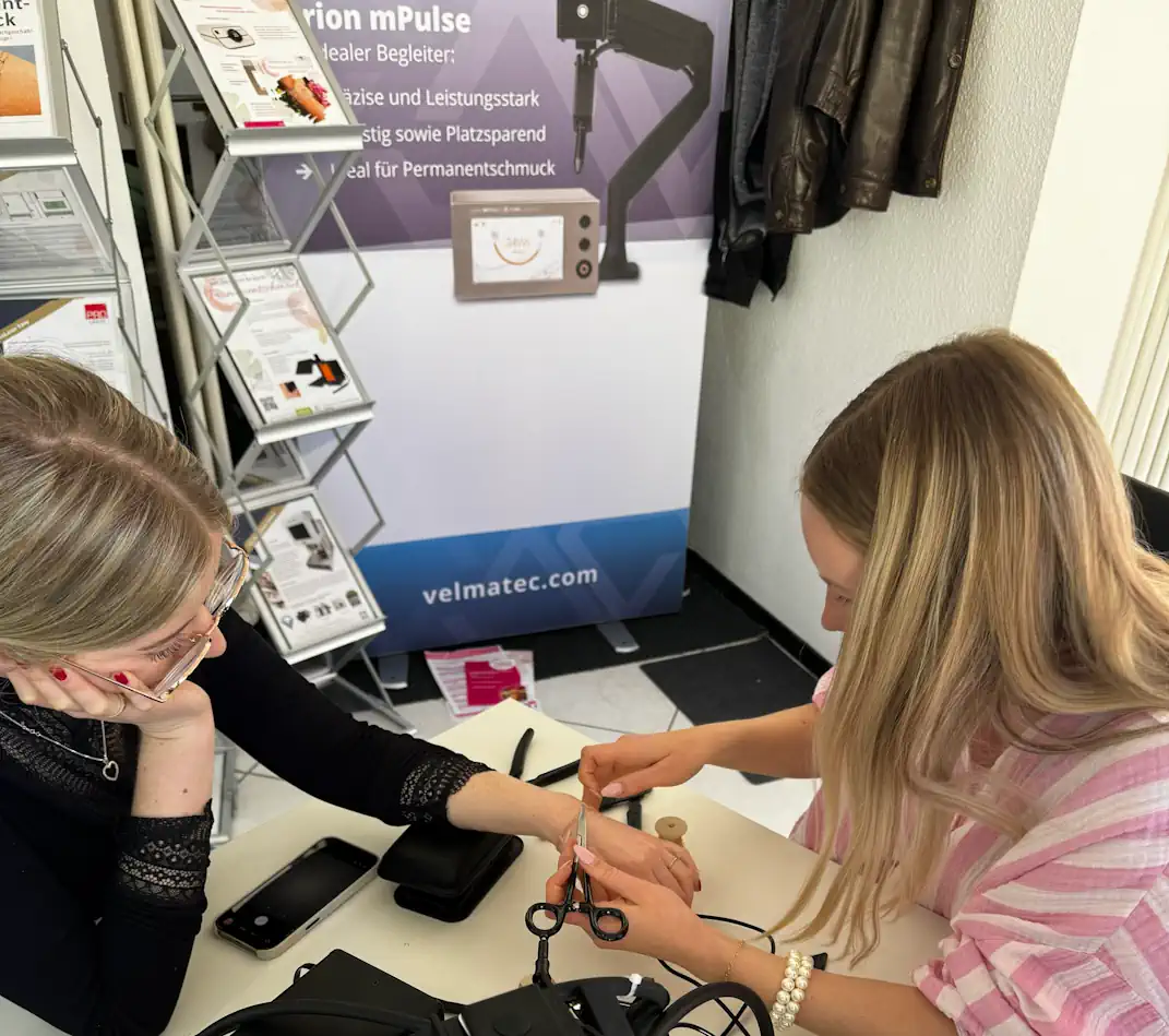 Schulungsteilnehmer beim Permanentschmuck