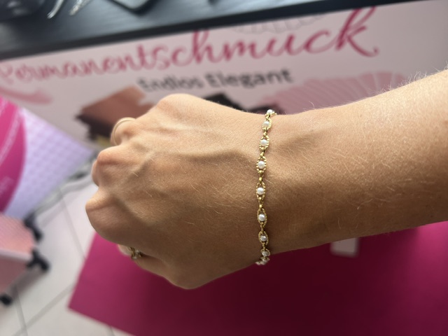 White beaded eye chain in PVD-coated stainless steel on the wrist