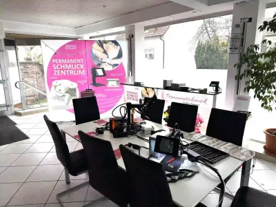 Seminarraum des Permanentschmuck-Zentrums in Pforzheim mit verschiedenen Schweißgeräten und Sichtschutzsystemen