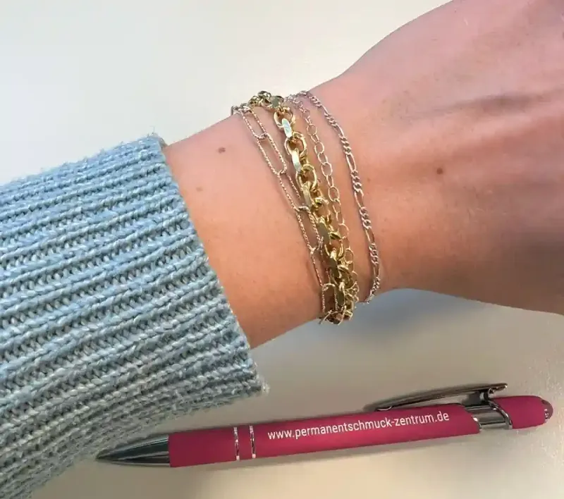 Mehrere Permanentschmuck-Armbänder kombiniert
